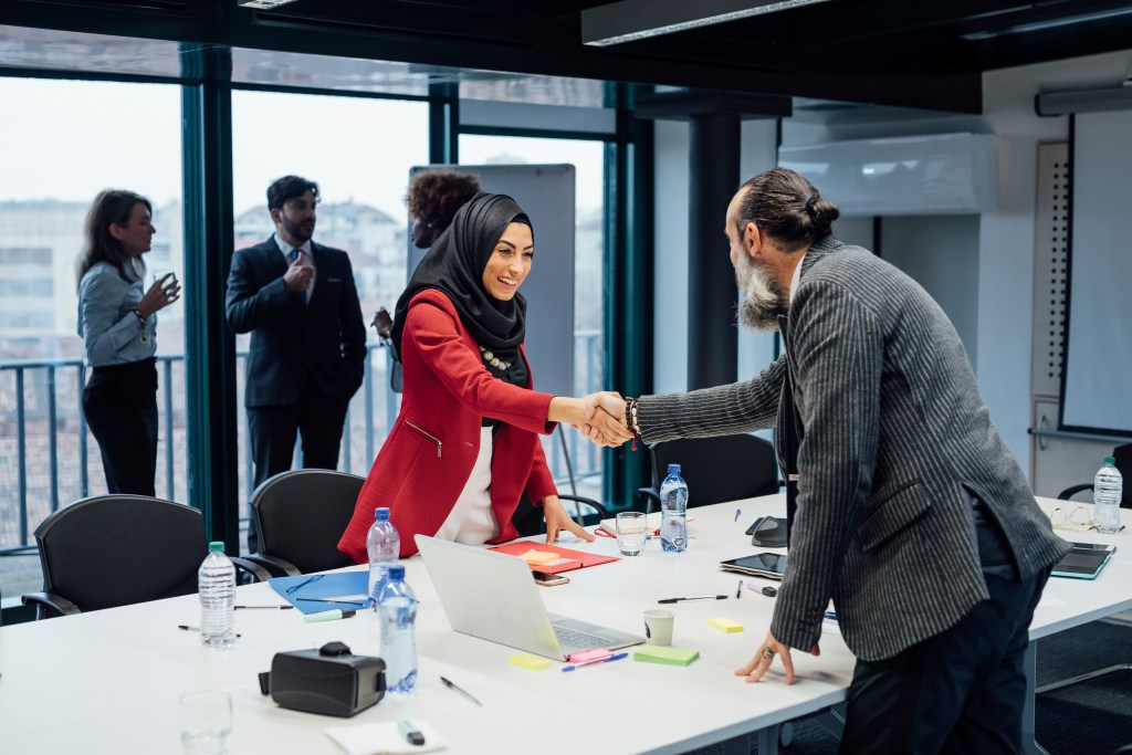 T2G Arab Business Shaking hands